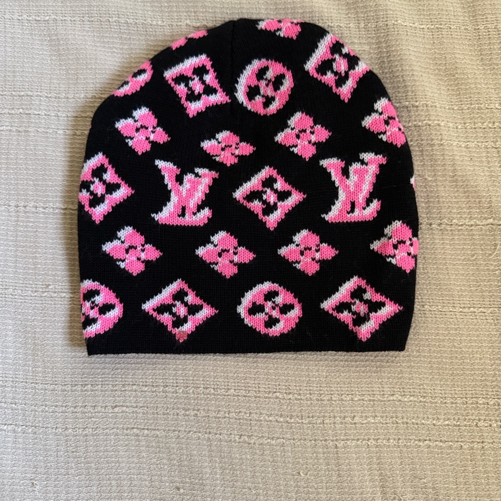 Louis Vuitton Black and Pink “3D” Monogram Beanie and matching Gloves - Picture 3 of 8
